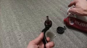 Как одеть пыльник рулевого наконечника при помощи стяжки.