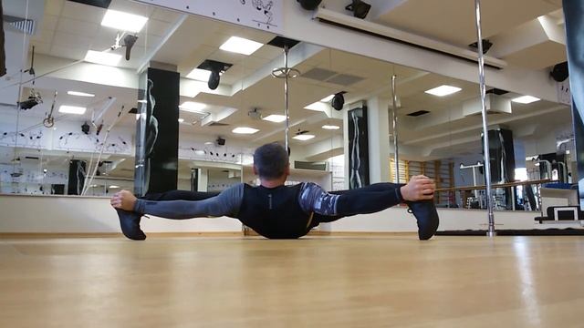 Шпагат на спине в глубоком наклоне