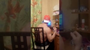 На фоне эйфелевой башни......