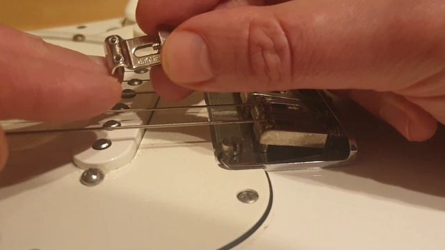 Fender Stratocaster: Bent Steel vs Block Saddles. смотреть онлайн