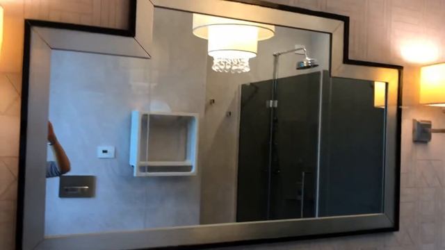 Душевая комната в темном стекле и мраморе смотреть онлайн