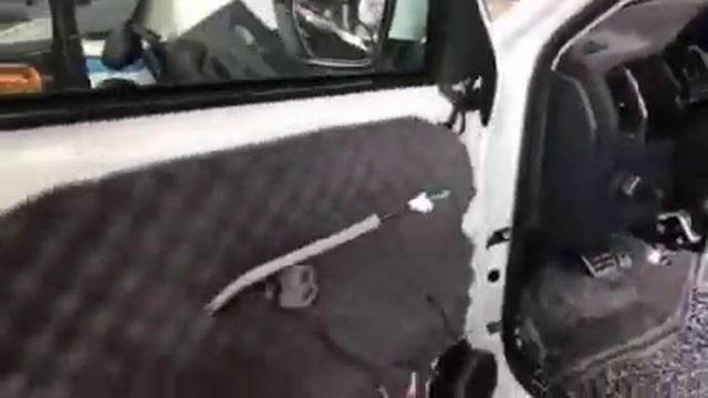 В качестве шумопоглотителя вторым слоем на полу Шкода Кодиак используем Lock 4 от Comfort mat смотреть онлайн