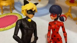 Игра в бутылочку : Леди Баг должна поцеловать Супер Кота или раскрыть свою личность при всех!