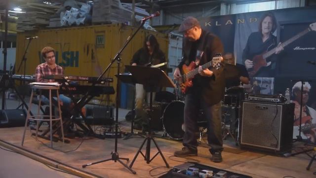 Frank Russell performs "Code MD2" at Lakland Open House смотреть онлайн