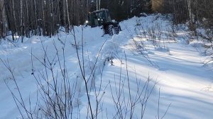 Т-150К буксует в глубоком снегу.