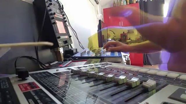 Etilotex Qu'est ce qui est jaune et qui attends ? Hardteck смотреть онлайн