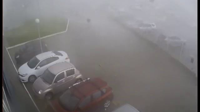 в Красноярске сорвало крышу заправочной станции (камера наблюдения) смотреть онлайн