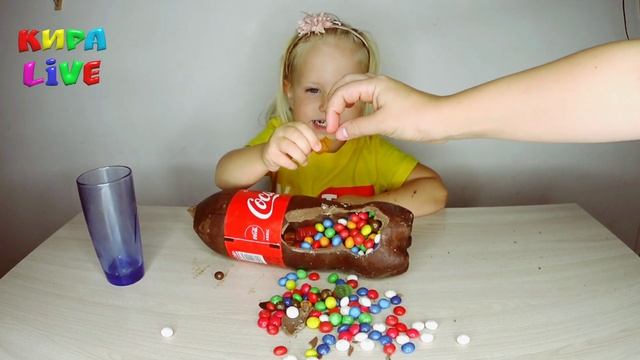 Шоколадная кока кола.Как сделать шоколадную кока колу?Кока кола с сюрпризом из скиттлс и ммдемс. смотреть онлайн