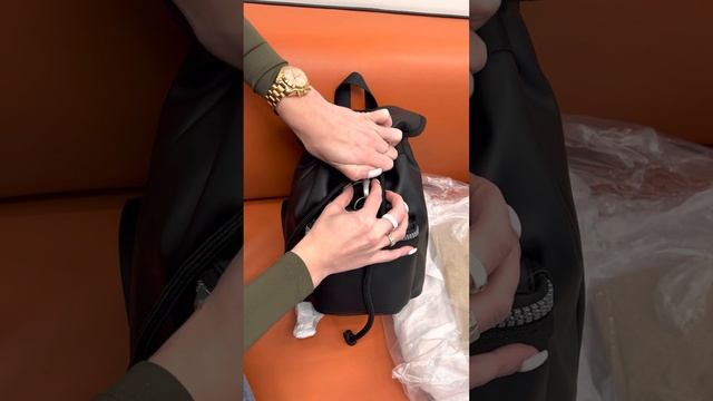 Распаковка рюкзака TOMMY HILFIGER Logo Flap Backpack (black) смотреть онлайн