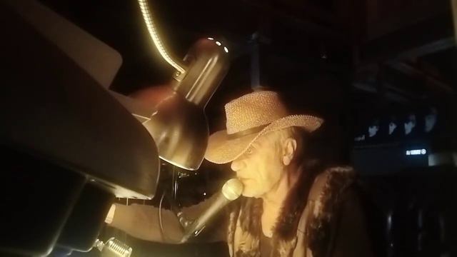 ...a люди пьют кофе... смотреть онлайн