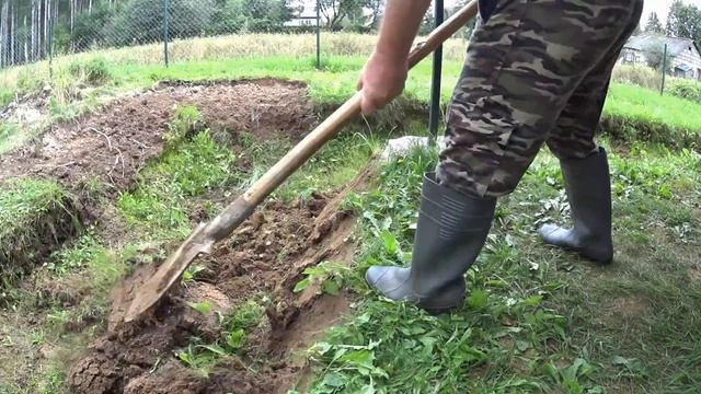 Живу в деревне. Копаю яму и собираю груши для компота. Грибы перед дождем. смотреть онлайн