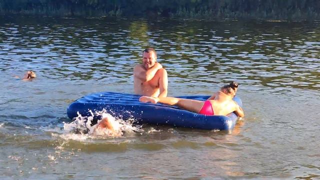 ? Синички с папой веселятся в реке ? смотреть онлайн