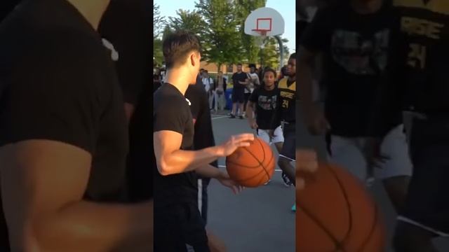 What are you doing in this situation? #shorts #basketball #dunk #bball #ballislife #mk #viral смотреть онлайн