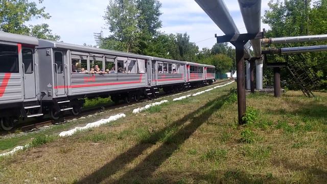 Тепловоз ТУ7а-3346 с пассажирским поездом.