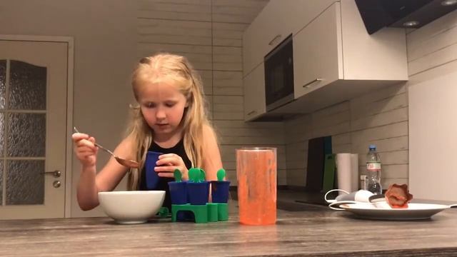 Кошечка в саду. Готовим мороженное из клубники смотреть онлайн