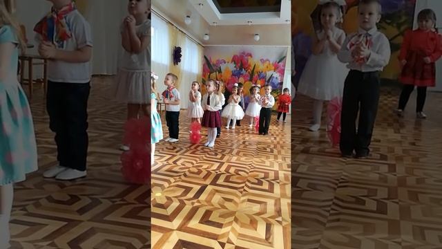 Детки танцуют на утреннике 8 марта , детский сад