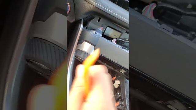 Toyota RAV4 2019+ Монтаж дополнительной USB зарядки