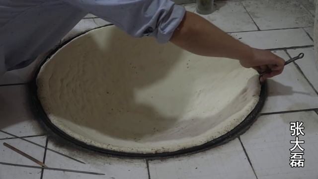河南大爷卖传统锅盔60年，一个直径有一米，不愧玩了一辈子的面 смотреть онлайн