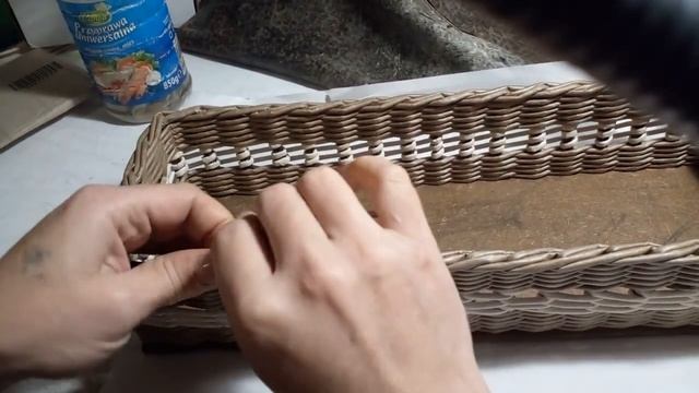 Как сделать красивую петельку. Из газетных трубочек. смотреть онлайн