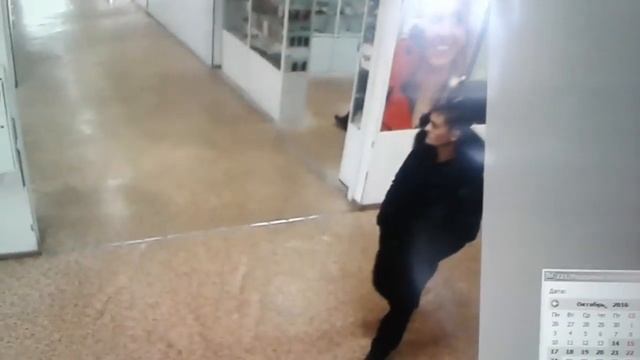В Улан-Удэ мужчина стащил сумку с деньгами из зоомагазина смотреть онлайн