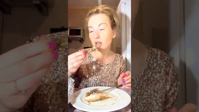 Мукбанг: курица и калитки. Блестящий выход ? смотреть онлайн