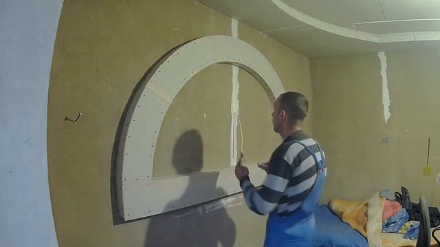 Установка перфорированного уголка на арке