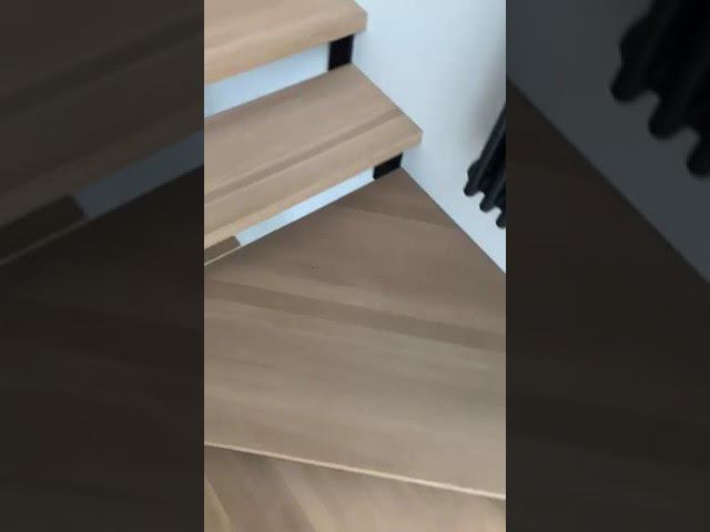 Металлическая лестница с первого по третий этаж.