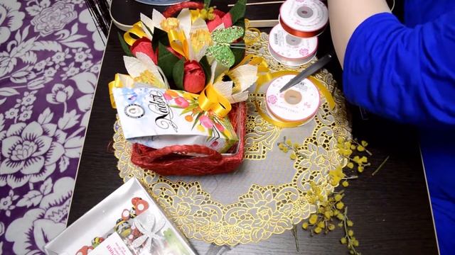 Весенний букет с конфетами из гофрированной бумаги в корзине. (подарок на 8 марта) смотреть онлайн