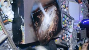 Парень рисует картины баллончиком с краской