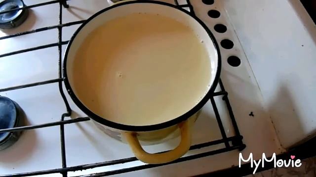 Мороженое из молока с малиной.