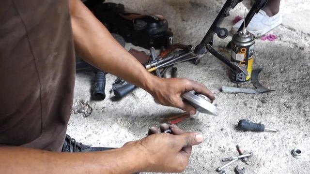 primera desarmada de la scooter/pasola tauro bajo la mano de Bujia смотреть онлайн