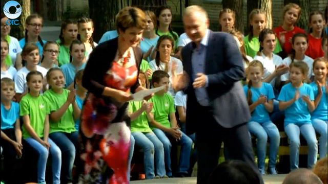 Дети, которые отдыхали на профильных сменах Правительства региона, прощаются друг с другом смотреть онлайн