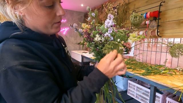 Making & Wrapping a Gift Bouquet with Flowers from my Flower Farm смотреть онлайн