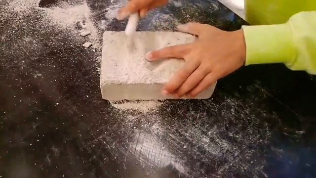 Раскопки скелета динозавров/Андрэ в роли полиэнтолога