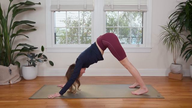 Home - Day 20 - Still | 30 Days of Yoga смотреть онлайн