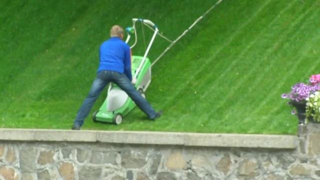 подготовка к EURO 2012: как скосить траву на склоне