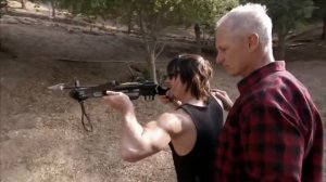 Норман Ридус Дэрил учится стрелять из арбалета юмор