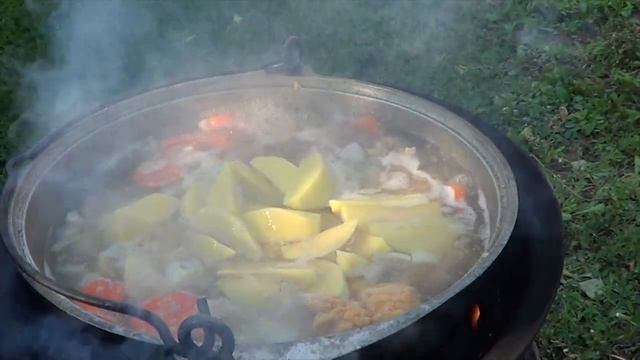 Готовим Уху На Костре В Казане . Жарим Рыбу На Углях :) смотреть онлайн
