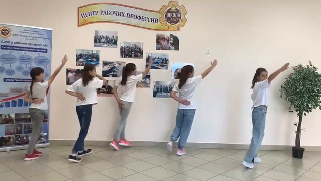 Общешкольный танцевальный флешмоб от обучающихся МАОУ "СОШ №10" смотреть онлайн