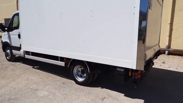 Iveco Daily 35C13 Caja Rígida, Clima, Plataforma, Ruedas Gemelas - 2014