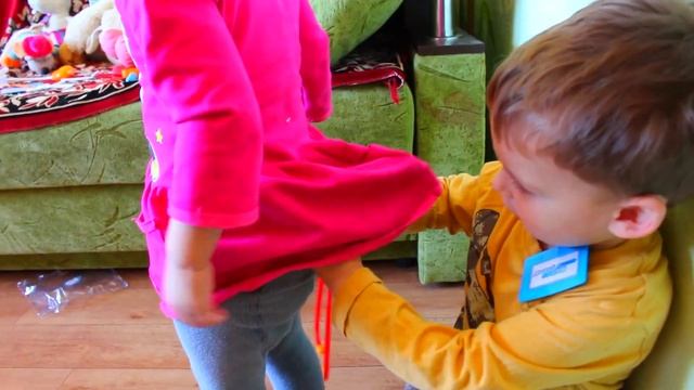 Funniest children's medical injections. Ребенок делает уколы. смотреть онлайн