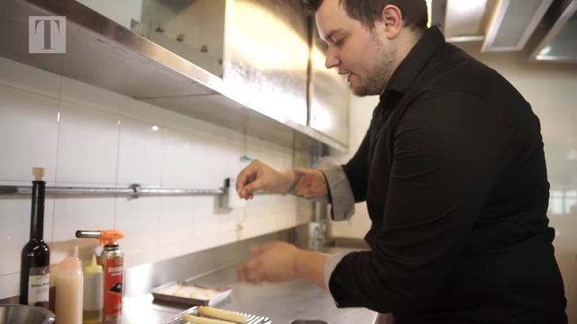 Agustin Balbi Presents Seasonal White Asparagus Brûlée with Lobster and Caviar смотреть онлайн