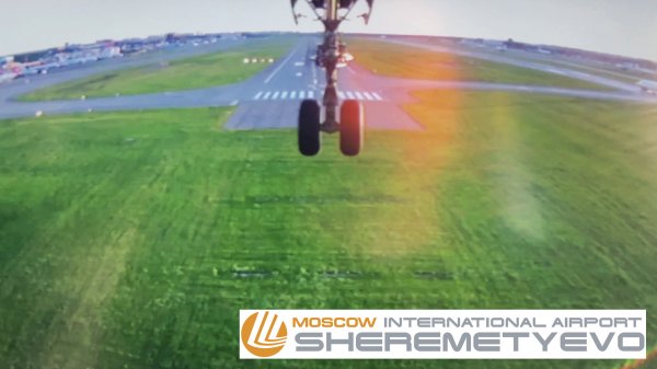 Посадка на Airbus A350 в Шереметьево. Вид с камеры самолёта и через окно. Июнь, 2022