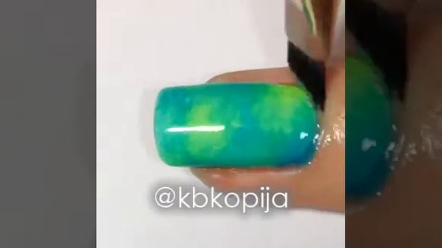 Мраморный маникюр с белыми спиралями // Marble manicure with white spirals смотреть онлайн