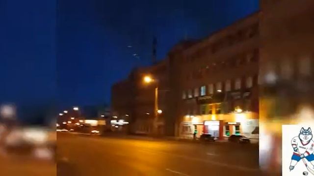 Строящаяся многоэтажка в центре Омска превратилась в полыхающий факел смотреть онлайн