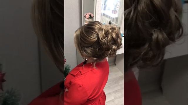 Стильная причёска на Новый год . Средний пучок на среднюю длину волос смотреть онлайн
