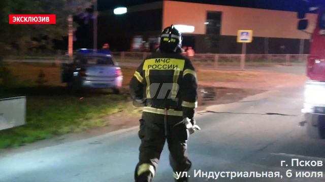 Пожарные ликвидировали возгорание строения в Пскове смотреть онлайн