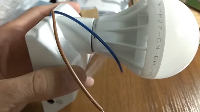 Простой и бюджетный датчик движения (PIR Sensor) настенный с патроном под лампочку Е27. 25052019.