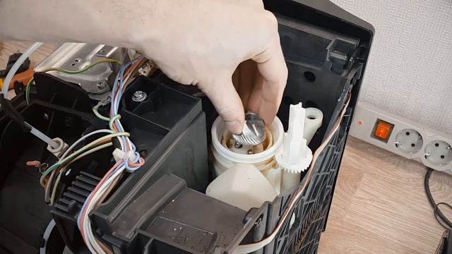 Delonghi Magnifica Esam 4000.  Чистка кофемолки с разборкой.