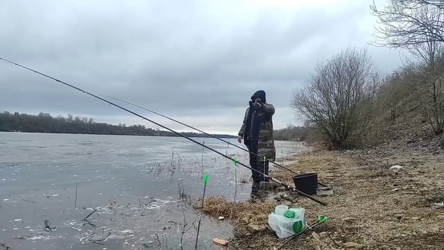 Лещ ранней Весной на Реке .Только лёд сошел.  Ловля Леща на Фидер по холодной воде .
